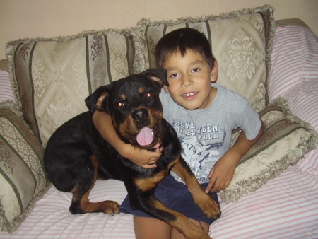 Torreón, Coahuila octubre 2010, mi bebe y su perrito.