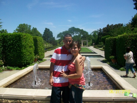 Yo y mi bby en un parque de las flores en Dallas Tx. Fotografía enviada por Alberto Quiñones.