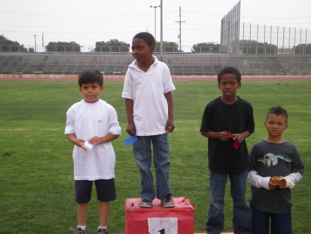 Panchito segundo lugar en atletismo, en contra de otros niños de 2do. grado. Fotografía enviada por Elizabeth Reyna.