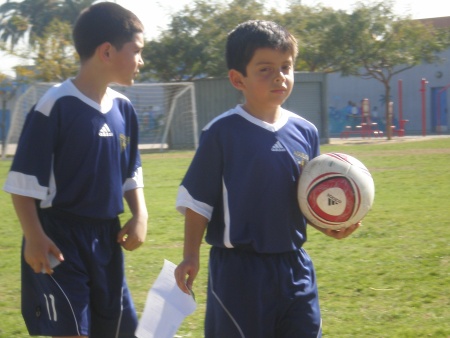 Panchito y su amigo Javis antes de un juego de fut. Fotografía enviada por Elizabeth Reyna.