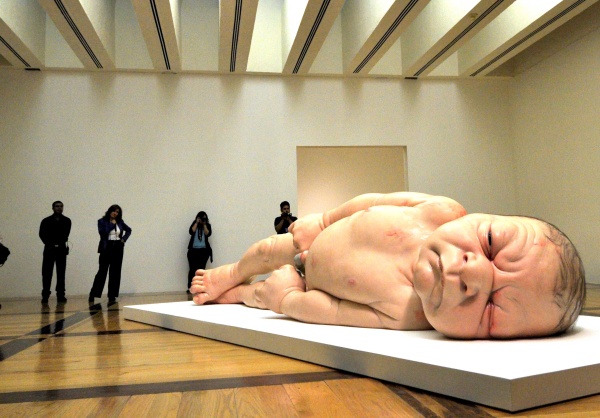 La exposición del artista australiano Ron Mueck por los festejos del 20 aniversario del Museo Marco de Monterrey, la ciudad más grande del norte de México, abrió  sus puertas al público mexicano.