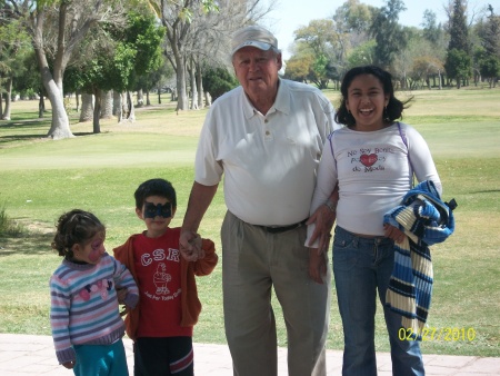 Festejando a la Familia en el Campestre Gómez Palacio; Hugo Hernández con sus nietos Luisa Fernanda, Daniela y Alfredo. Fotografía enviada por Cecilia Ivonne.