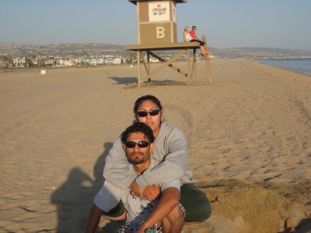 Luís y Mónica en Newport Bech C.a Saludos a los yeguas mis carnales. Fotografía enviada por Luis Contreras.