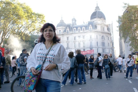 Participando en Plaza de Mayo para repudiar la última dictadura militar argentina, que dejó 30 mil desaparecidos y miles de muertos. Fotografía enviada por Nancy Patricia Azpilcueta.