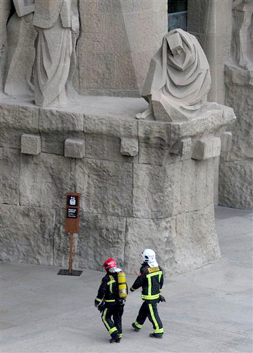 Alertados por un grupo de turistas que vieron el humo, varias dotaciones de bomberos acudieron a la Sagrada Familia. Tardaron 45 minutos en sofocar el fuego, que se había propagado rápidamente por la estancia.