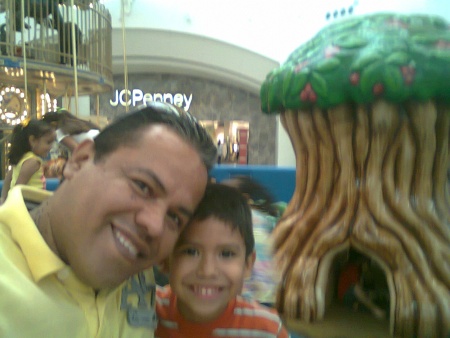 Fotografia de mi Hijo Ernesto en el Mall de Laredo Tx, durante los dias pasados de Semana Santa. Fotografía enviada por Ernesto Quinonez Reyes.