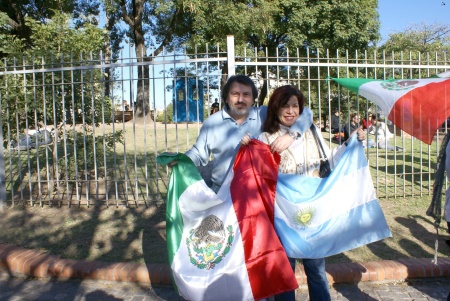 Reunión en el barrio de Palermo, Buenos Aires, Argentina, para decir ¡Basta a la violencia!. Nancy Azpilcueta y Daniel Raddi dijeron presente. Fotografía enviada por Nancy Patricia Azpilcueta Ruiz Esparza.