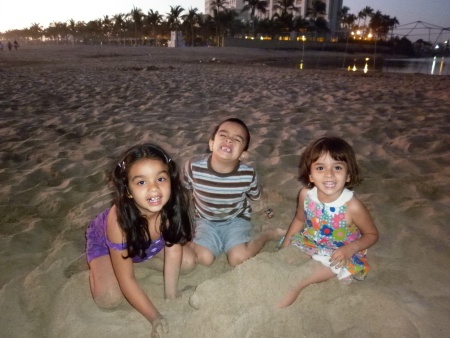 Saludos desde Mazatlan Sin. Abril 2011. Favio y Claudia Artea Bretado junto a Fernando Bretado junto a Fernanda Artea Medina. Fotografía enviada por Claudia Bretado García.