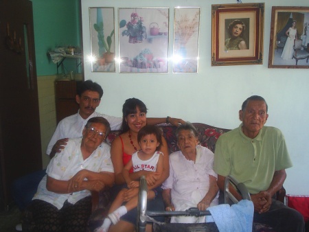 Sra. Sara Alvarado 101 anos de edad y antes de su fallecimento en compañía de su familia. Fotografía enviada por Georgina Rubio Lovelace.