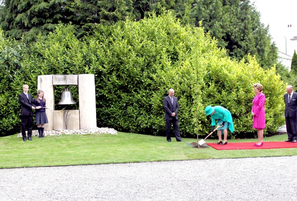 Allí, la plantación de un árbol simbolizará el comienzo de una nueva era de entendimiento entre ambos países, con una situación normalizada gracias al éxito del proceso de paz en Irlanda del Norte.