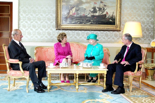 Además del almuerzo con McAleese, la monarca preveía visitar el Trinity College, la universidad fundada por Isabel I en 1592.