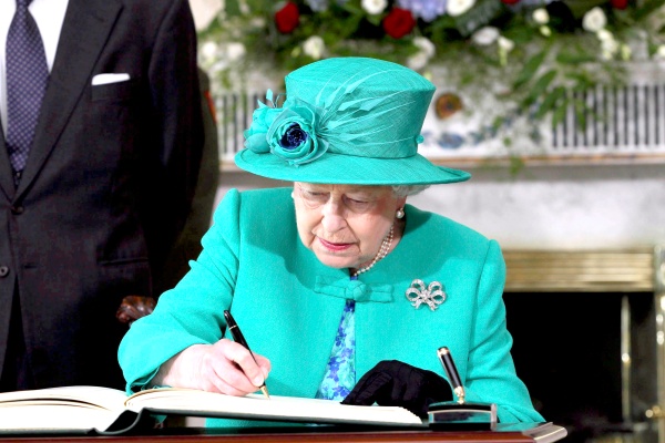 Con un abrigo y sombrero verde y un vestido azul, el color de San Patricio, el patrón de Irlanda, la monarca comenzó así un viaje lleno de simbolismo, durante el que visitará alguno de los lugares más representativos del conflicto que han mantenido ambos países durante siglos.