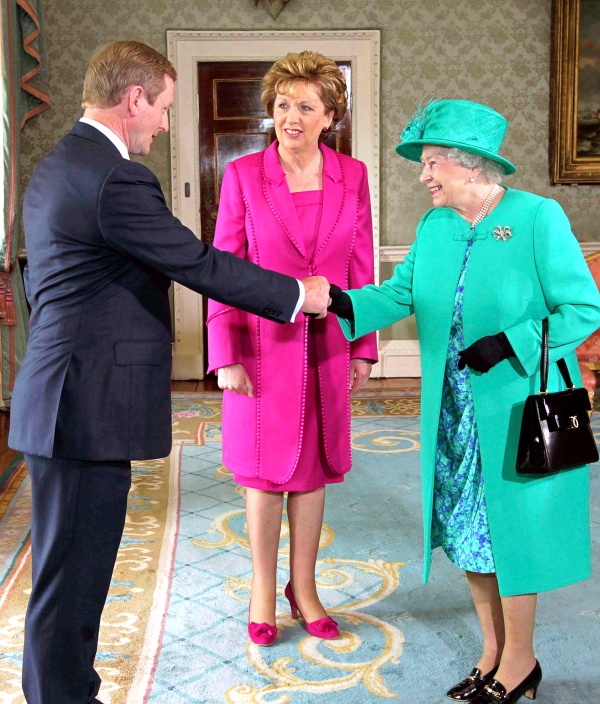 La comitiva real se trasladó después hasta la residencia de la presidenta irlandesa, Mary McAleese, en el Phoenix Park para recibir la bienvenida oficial.