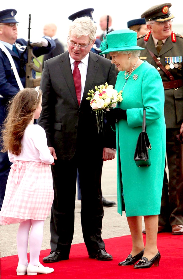 Isabel II bajó del avión acompañada por su esposo, el duque de Edimburgo, y fueron recibidos por la Guardia de Honor irlandesa y por el viceprimer ministro y titular de Asuntos Exteriores, Eamon Gilmore.