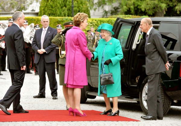 La reina Isabel II de Inglaterra llegó a Dublín para iniciar una histórica visita de Estado de cuatro días a Irlanda, la primera de un monarca británico desde la independencia de este país hace 90 años.