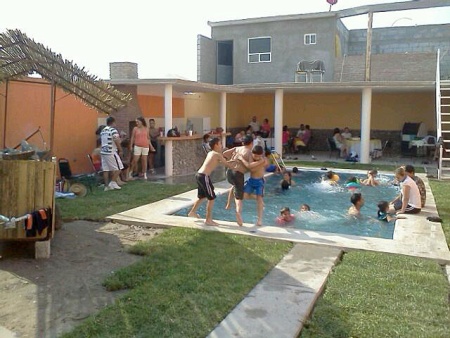 Festejando el día de las Madres en la quinta Chiva's Don Tomas en Torreón, Coah. que rica alberquita con este calor. Fotografía enviada por día de las Mamas.