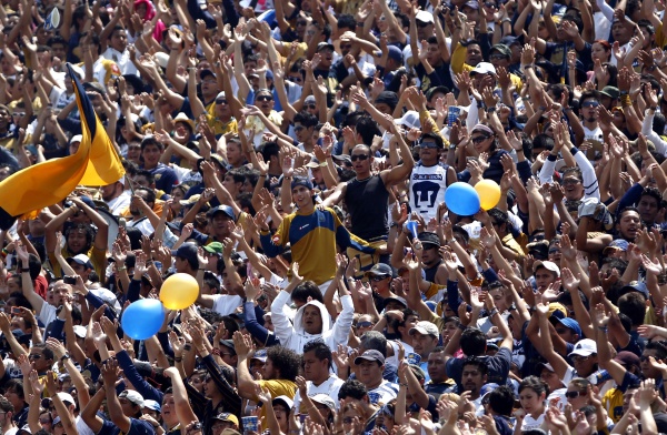 “Pumas campéon, Pumas campeón oh, oh, oh”, coreó el estadio al unísono mientras los abrazos y las felicitaciones se quedaban en el campo.