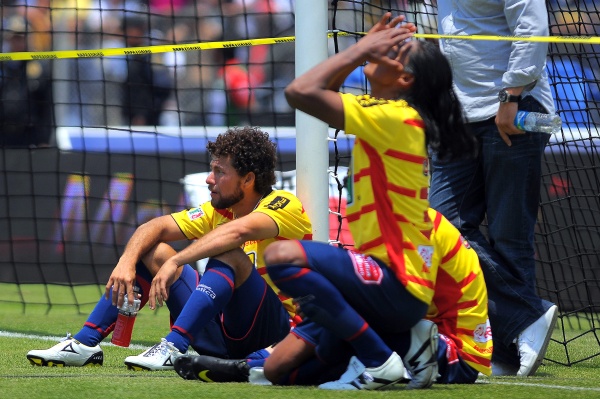 Los jugadores de Morelia rompieron en llanto tras haber sido derrotados por los Pumas en la Final del Torneo Clausura 2011 del futbol mexicano.