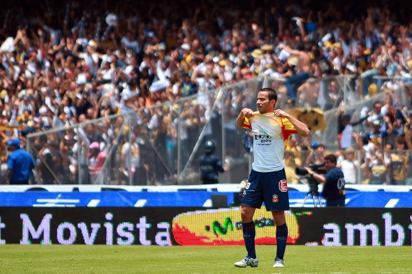 Luis Gabriel Rey nada pudo hacer para anotar ante la buena defensa de los Pumas.