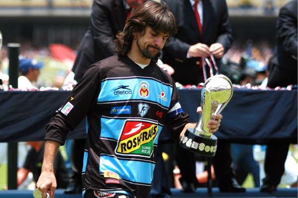 El guardameta argentino Federico Vilar, recogió el trofeo de subcampeón para los michoacanos.