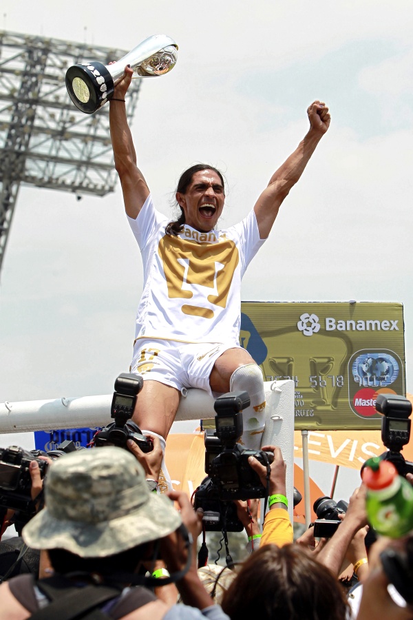 Francisco Palencia, delantero de los unamitas celebró con la afición el título de campeón.