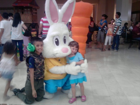 Disfrutando el día del niño en Galerias Laguna de mis adorados nietos Yamilio y  Mia Coluchi. Fotografía enviada por Olivia Romero.