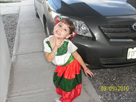 Mia Guerrero festejando las fiestas patrias en el Colegio Excelsior. Fotografía enviada por Olivia Romero.