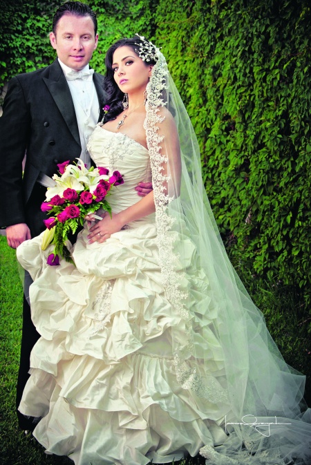 Dra. Rocío Iveth Pérez Sánchez y C.P. Carlos Gustavo Vázquez Rodríguez, contrajeron matrimonio en la iglesia de Todos los Santos del TSM, el seis de mayo de 2011. Ellos son hijos de los señores Olivia Sánchez Villavicencia y Frank Pérez Michell García; Joel Vázquez Arrivillaga y María Victoria Rodríguez Martínez.

 Estudio Laura Grageda