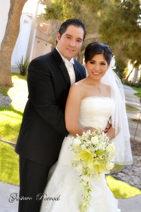 María Julia Pérez y Sr. Luis David Arredondo, contrajeron matrimonio en la iglesia de San Pedro Apóstol, el dos de abril de 2011. Los acompañaron sus padres Sres: Armando y Rosy Pérez; Carlos y Cuquis Arredondo.

  Gustavo Borroel Fotografía