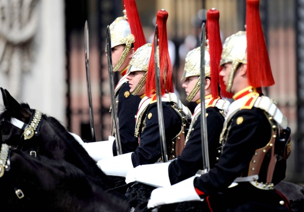 Tropas conmemoraron el 85 cumpleaños de la reina Isabel II de Inglaterra.