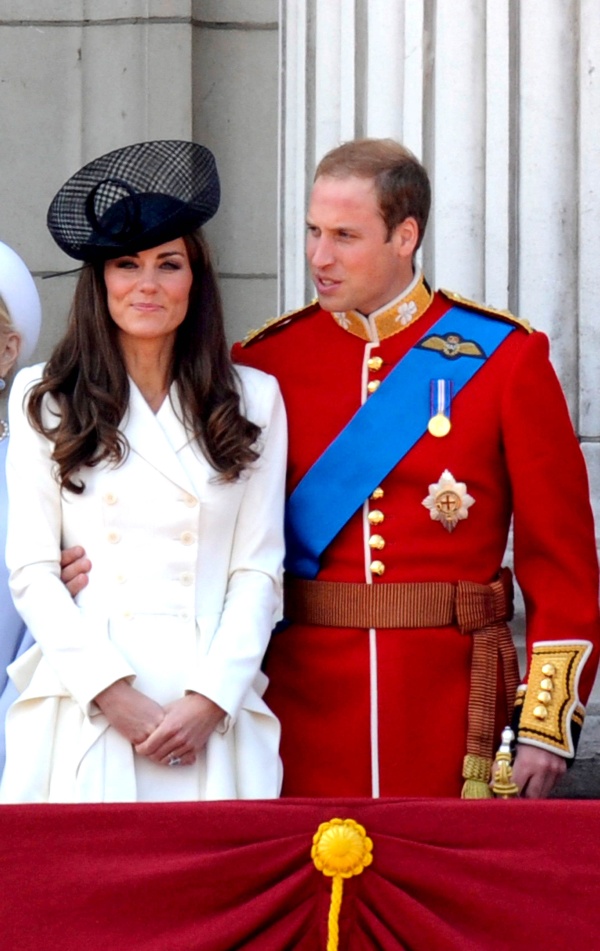 Guillermo y su esposa Catalina, los duques de Cambridge, robaron parte del protagonismo a la reina, ya que era la primera vez que participaban en este desfile desde que se casaron en abril.