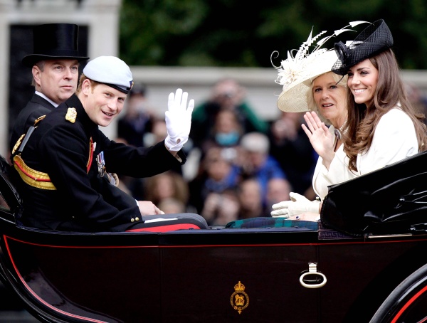 Desde que llegó al trono en 1952, con la excepción de 1955 a causa de una huelga ferroviaria, la reina ha asistido anualmente a este desfile que celebra la Guardia de Caballería en la gran explanada de Whitehall, el complejo de edificios del Gobierno.