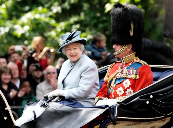 El 'Trooping the Colour' consiste en la presentación al soberano de la bandera de los regimientos que se encargan de la guardia del palacio de Buckingham y es uno de los desfiles de mayor pompa y esplendor a los que se puede asistir en el mundo.