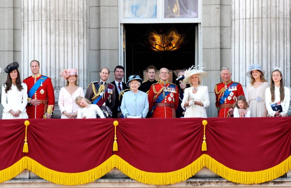 Una gala militar en el centro de Londres celebró el cumpleaños de la reina Isabel, que cumplió 85 años el pasado mes de abril y asistió hoy al tradicional desfile 'Trooping the Colour' con el que se conmemora el aniversario de la monarca.