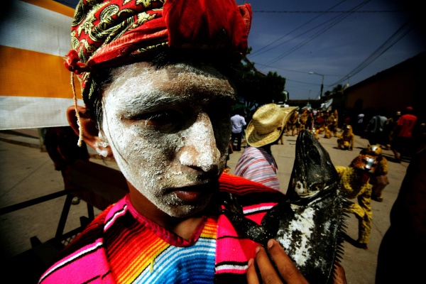 Danzantes de las cofradías y mayordomías de la etnia Zoque de la comunidad Suchiapa en el estado de Chiapas, danzan por las calles de esta comunidad la Danza del Calalá.