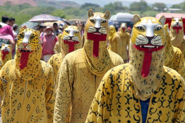 Participantes de la danza del Calala, recorren varios municipios de la de depresión central del estado de Chiapas, representando los personajes del sincretismo durante las festividades de Corpus.