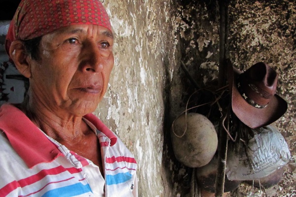 Los participantes de la danza del Calalá visten tocados color azul y adornan sus cabezas con paliacates para identificarse con la usanza de los pueblos originales de la depresión central de Chiapas.