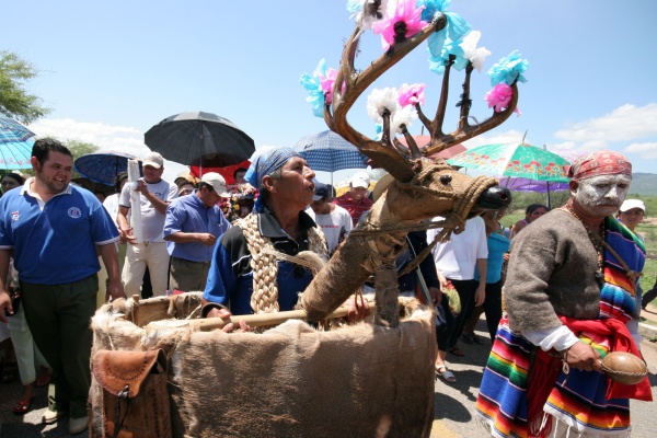 En la danza tradicional del Calalá se representan las fuerzas de la naturaleza en forma de animales mitológicos, los cuales rivalizan en una eterna lucha.