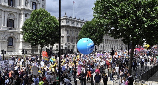 Activistas del Sindicato de Servicios Públicos y Comerciales (PCS) pasan cerca de las puertas del Parlamento en Londres