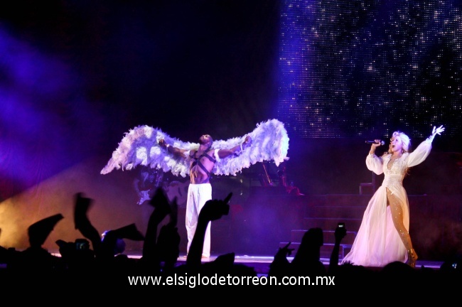 La cantante lloró al finalizar de cantar la rola de u Ángel de la Guarda ya que dió cuenta que los laguneros la habían coreado de principio a fin.