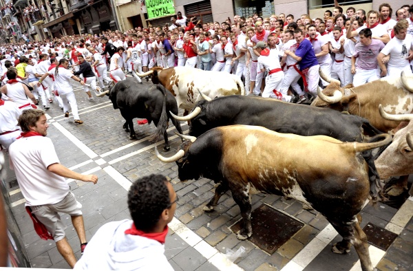 Tras el puntual estallido del cohete, la manada partió de los corrales de Santo Domingo agrupada y encabezada por los mansos, aunque enseguida un toro negro se adelantó cogiendo la cabeza de una carrera que transcurrió limpia por este tramo, donde algunos corredores se cayeron sin llegar a contactar con los animales.