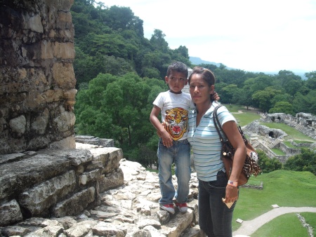 Areli Landeros y Uli Reyes en Palenque Chiapas.