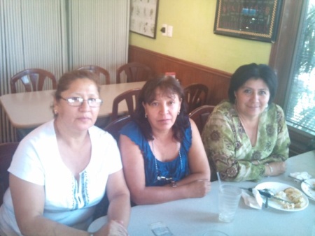 Las Profras. Yolanda Treviño Alvarez, Martha Montoya Méndez y Guadalupe Flores García conviviendo por Motivo del Fin de Ciclo Escolar 2010-2011, en el Rest. Siroln en la Cd. de Torreón, Coah.