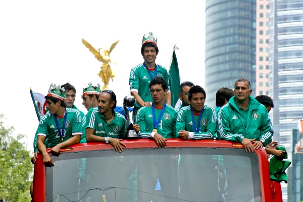 Los jugadores mexicanos abordaron  un Turibús del gobierno del Distrito Federal para realizar su recorrido por calles de la Ciudad de México y celebrar con la afición la obtención del título en el certamen.