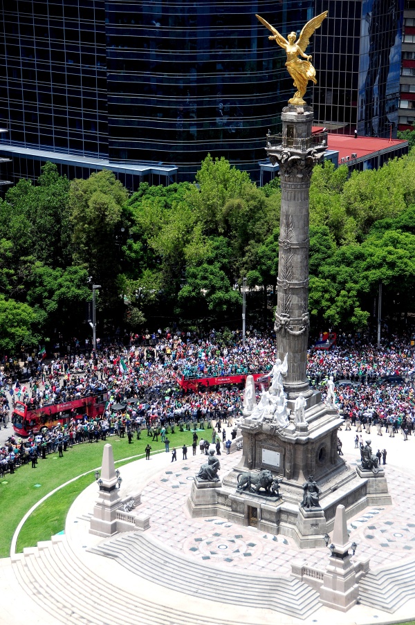 Cientos de automovilistas expresaron su beneplácito por la actuación de los jóvenes haciendo sonar sus bocinas, mientras que la gente lanza gritos de apoyo al equipo campeón.