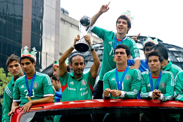 En el turibús del conjunto campeón los seleccionados respondieron con ademanes victoriosos al levantar los brazos en lo más alto y responder con una sonrisa y movimientos de un abrazo, para la afición que los coreó como sus héroes.