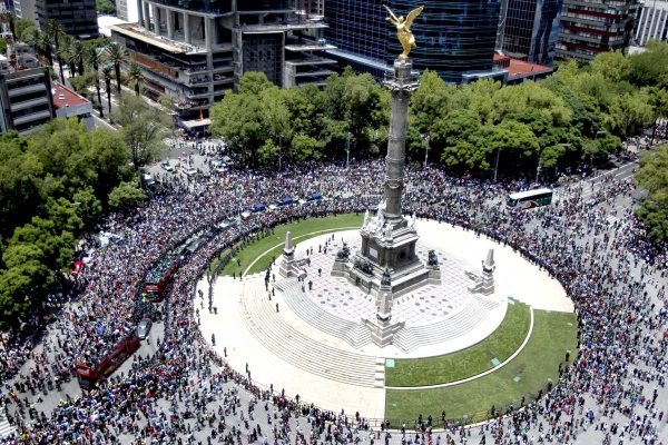 Las banderas volvieron a ondear en lo más alto, por la mano de los espectadores que también mostraron cartulinas con los nombres de varios de los integrantes del tricolor.