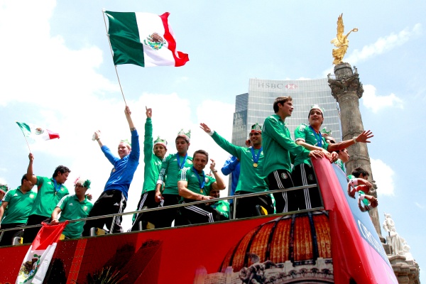 Más de cuatro mil personas reunidas en el Angel de la Independencia vitorearon, gritaron y hasta le cantaron el 'Cielito lindo', a los integrantes de la Selección Mexicana Sub-17, por su coronación en la Copa del Mundo México 2011.