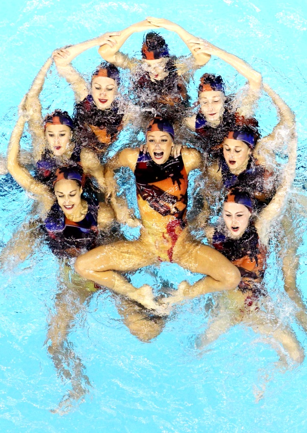 El equipo británico de natación sincronizada ejecuta su ejercicio de la rutina libre por equipos de los Campeonatos del Mundo de natación de Shanghái.