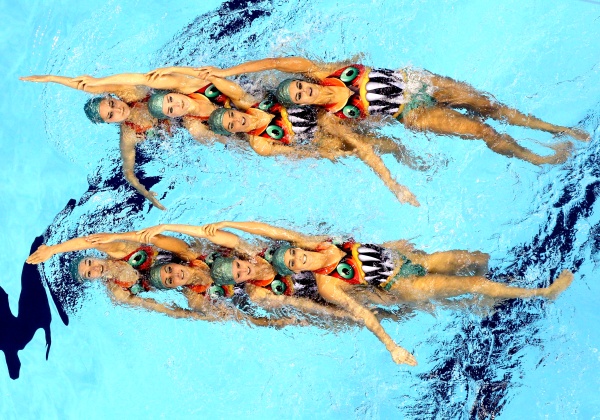 El equipo español de natación sincronizada ejecuta su ejercicio de la rutina libre por equipos de los Campeonatos del Mundo de natación de Shanghái.